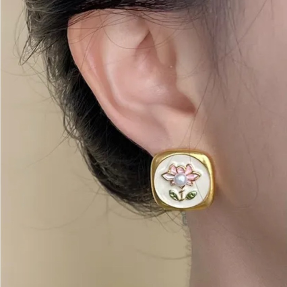 Vintage Style Floral Pearl Stud Earrings Lotus Design - Picture 2 of 5